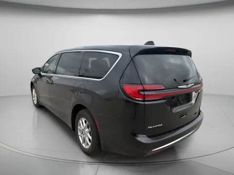 More photos of 2025 Chrysler Pacifica Select at MAG CDJR, MO