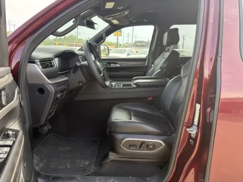 More photos of 2024 Jeep Wagoneer Series II at MAG CDJR, MO