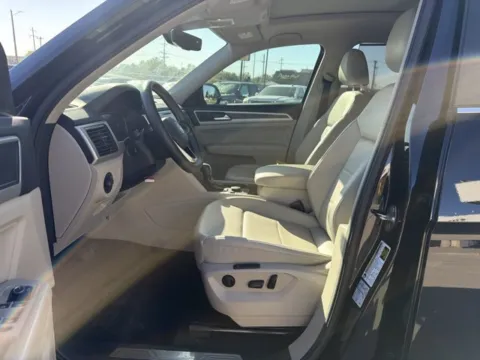 More photos of 2021 Volkswagen Atlas 3.6L V6 SEL at MAG CDJR, MO