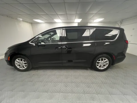 More photos of 2025 Chrysler Pacifica Select at MAG CDJR, MO