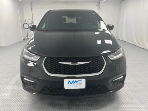 Photos of 2025 Chrysler Pacifica Select for sale in Chillicothe, MO at MAG CDJR