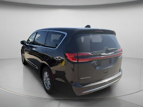More photos of 2025 Chrysler Pacifica Select at MAG CDJR, MO