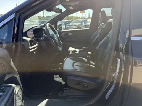 More photos of 2025 Chrysler Pacifica Select at MAG CDJR, MO