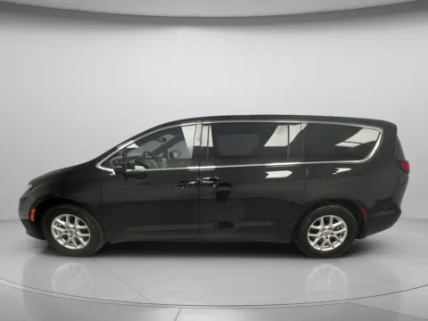 More photos of 2025 Chrysler Pacifica Select at MAG CDJR, MO