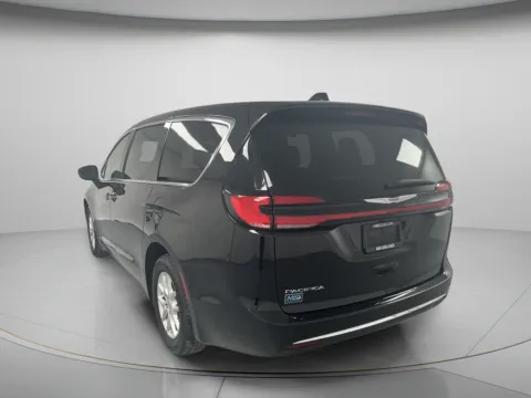 More photos of 2025 Chrysler Pacifica Select at MAG CDJR, MO