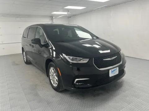 Black 2025 Chrysler Pacifica Select for sale in Chillicothe, MO