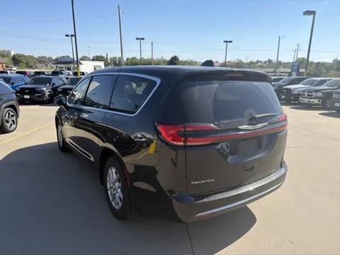 More photos of 2025 Chrysler Pacifica Select at MAG CDJR, MO