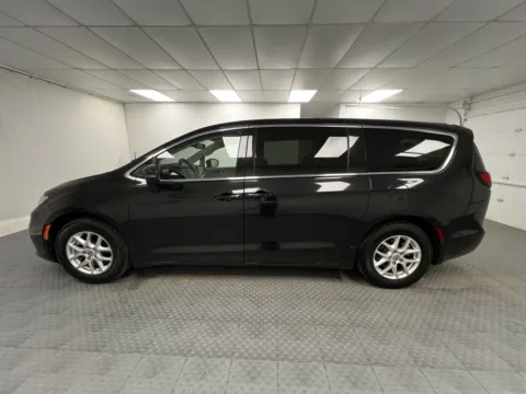 More photos of 2023 Chrysler Pacifica Touring L at MAG CDJR, MO