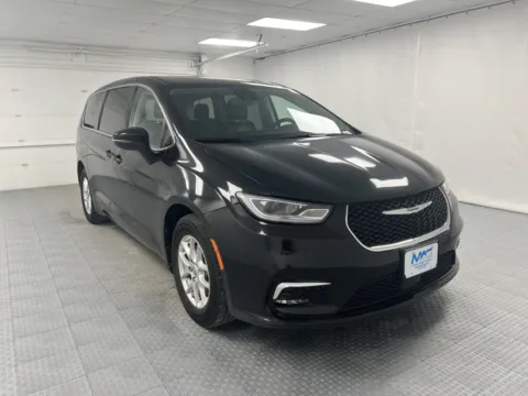 Black 2023 Chrysler Pacifica Touring L for sale in Chillicothe, MO
