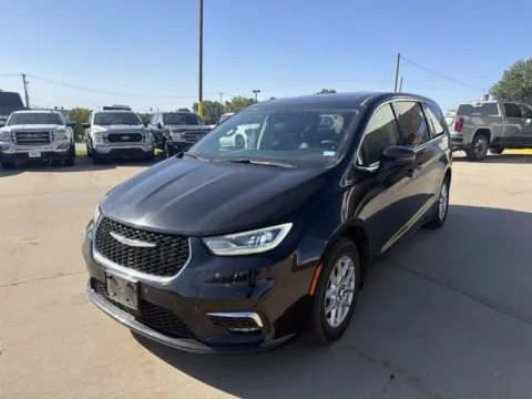 Photos of 2023 Chrysler Pacifica Touring L for sale in Chillicothe, MO at MAG CDJR