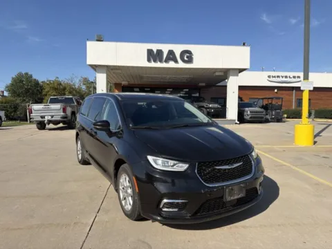 Black 2023 Chrysler Pacifica Touring L for sale in Chillicothe, MO