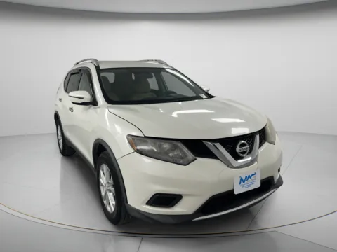 White 2016 Nissan Rogue SV for sale in Chillicothe, MO