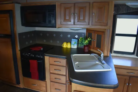 More photos of 2011 Itasca Sunova 33C at MAG CDJR, MO