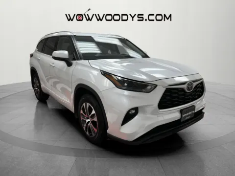 More photos of 2022 Toyota Highlander XLE at MAG CDJR, MO