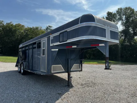 More photos of 1999 Ponderosa Horse Trailer at MAG CDJR, MO