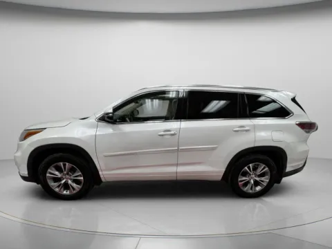 More photos of 2015 Toyota Highlander XLE at MAG CDJR, MO