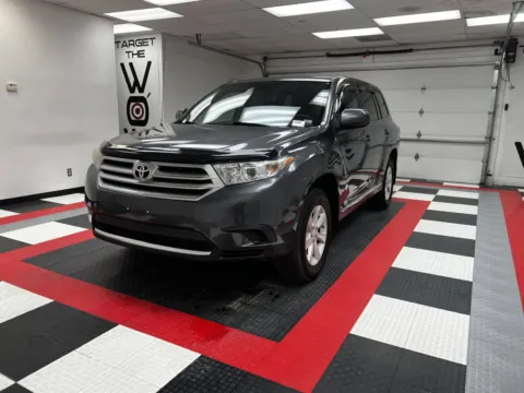 Photos of 2012 Toyota Highlander for sale in Chillicothe, MO at MAG CDJR