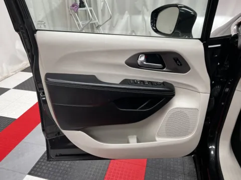 More photos of 2021 Chrysler Pacifica Touring L at MAG CDJR, MO