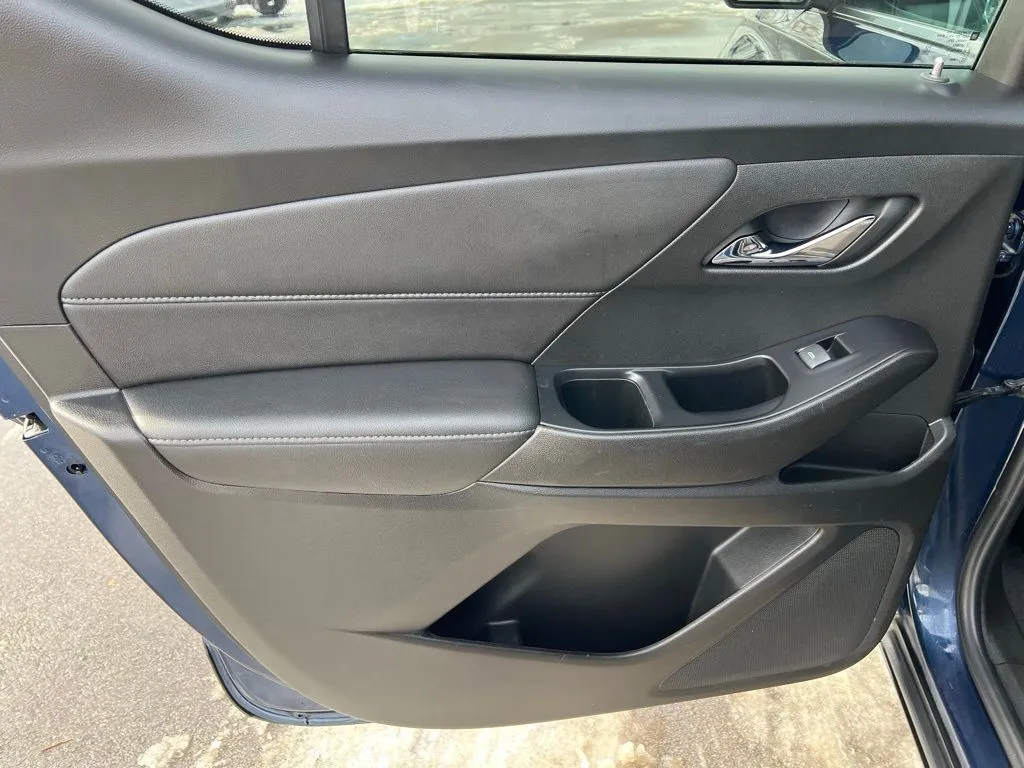 2023 Chevrolet Traverse Cloth photo 3