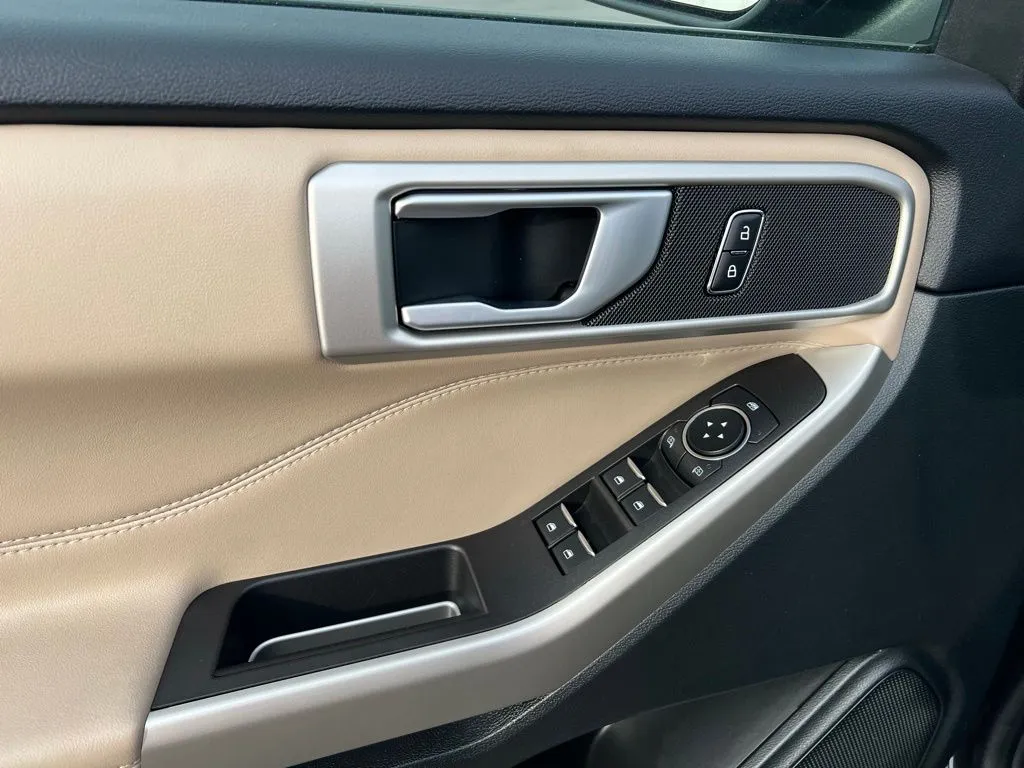 2023 Ford Explorer XLT photo 4