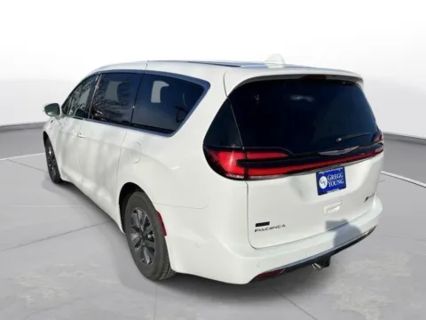 More photos of 2022 Chrysler Pacifica Hybrid Touring L at Gregg Young Chevrolet - Omaha, NE