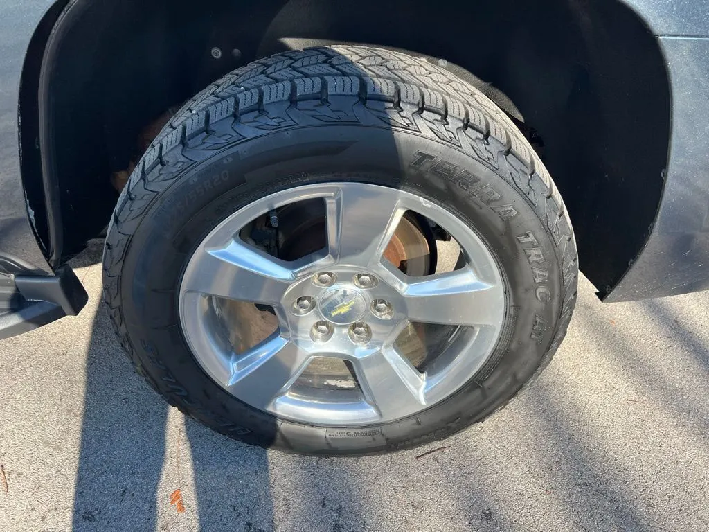 2019 Chevrolet Tahoe LT photo 3