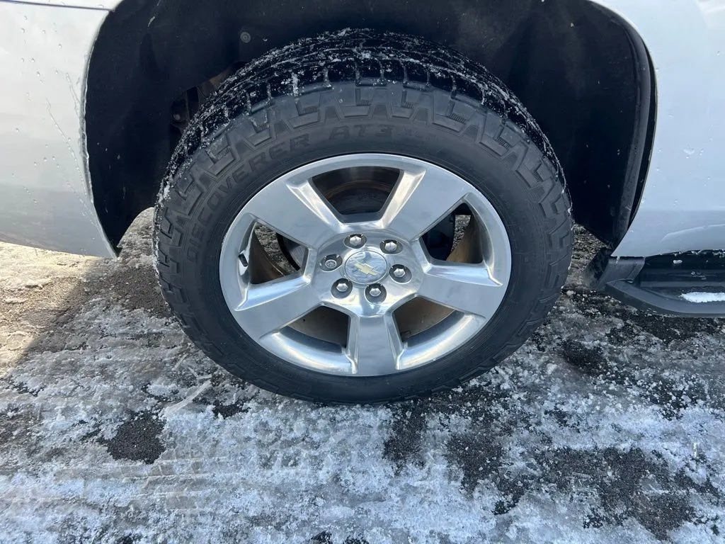 2019 Chevrolet Tahoe LT photo 2