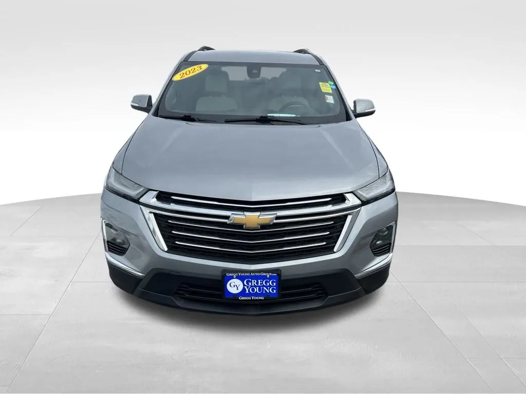 2023 Chevrolet Traverse Cloth photo 2