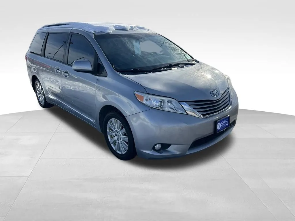2017 Toyota Sienna LE photo 3