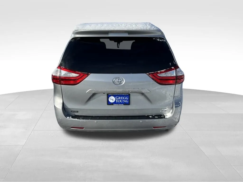 2017 Toyota Sienna LE photo 2