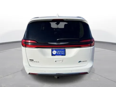 More photos of 2022 Chrysler Pacifica Hybrid Touring L at Gregg Young Chevrolet - Omaha, NE