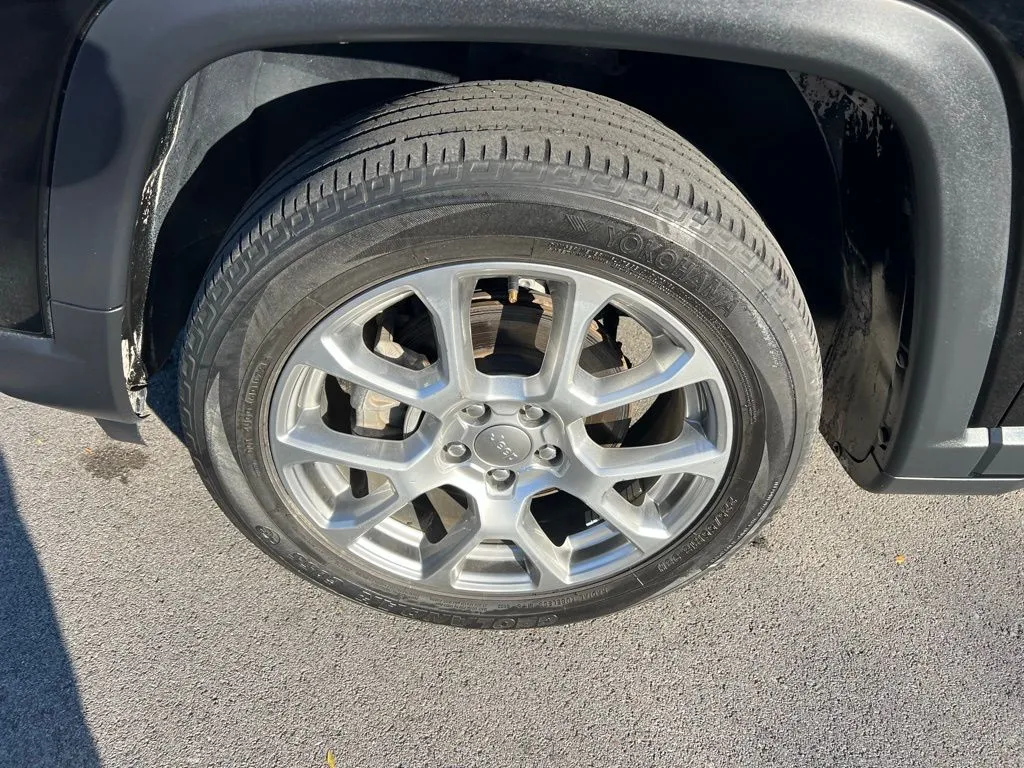 2022 Jeep Compass Latitude Lux photo 3