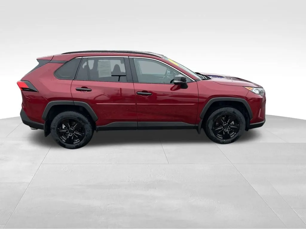 2021 Toyota RAV4 XLE photo 2