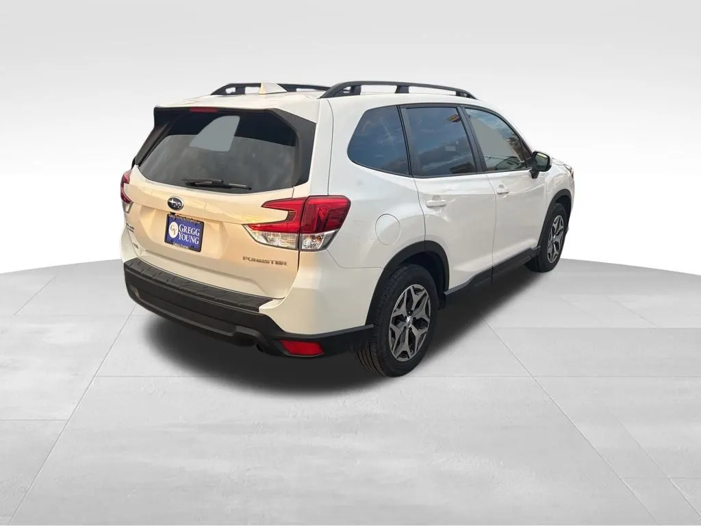 2022 Subaru Forester Premium photo 3