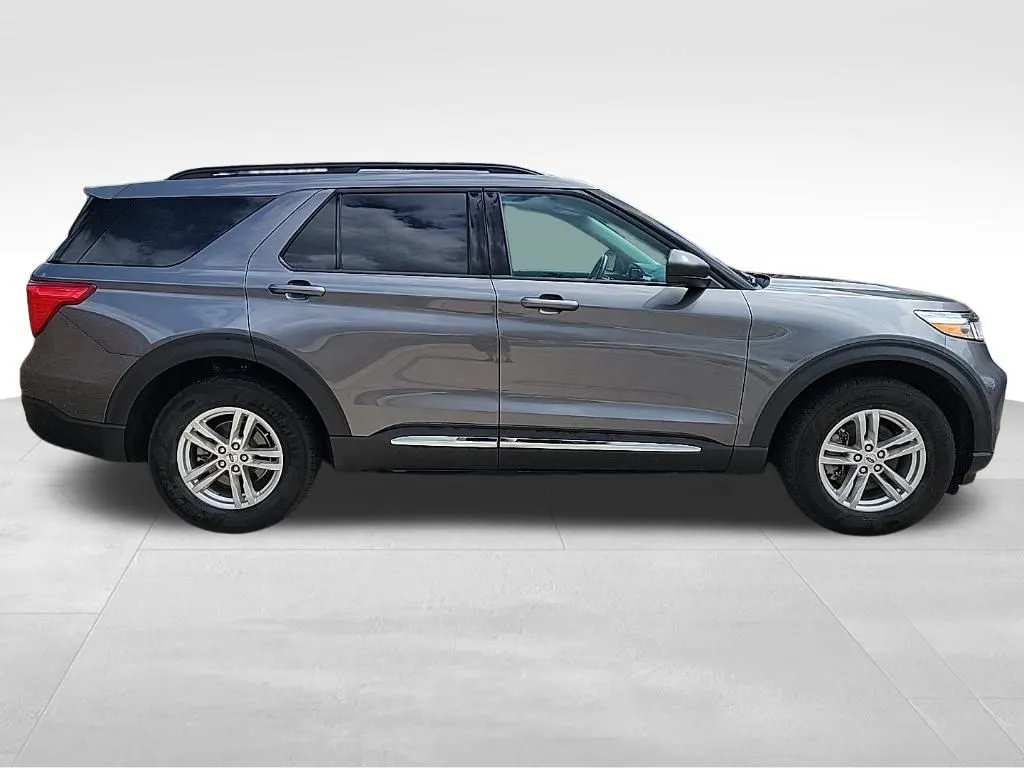 2022 Ford Explorer XLT Sport photo 3