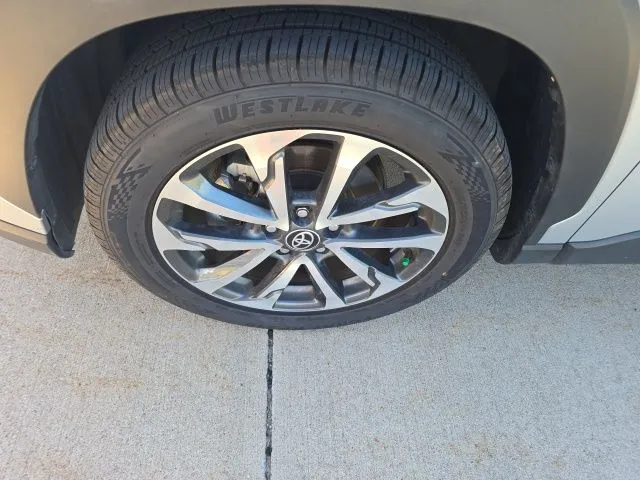 2023 Toyota Corolla Cross XLE photo 4