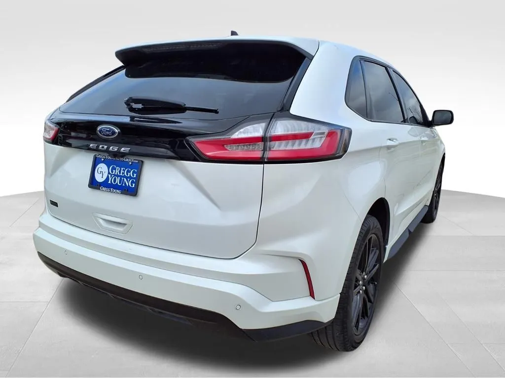 2024 Ford Edge SEL ST-Line photo 2