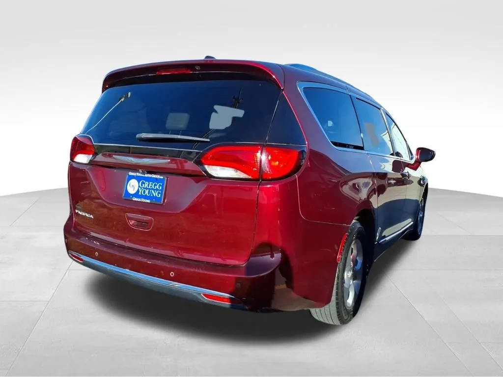 2017 Chrysler Pacifica Touring Plus photo 4