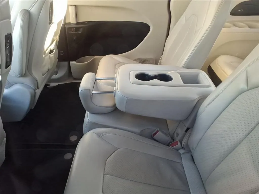 2017 Chrysler Pacifica Touring Plus photo 3