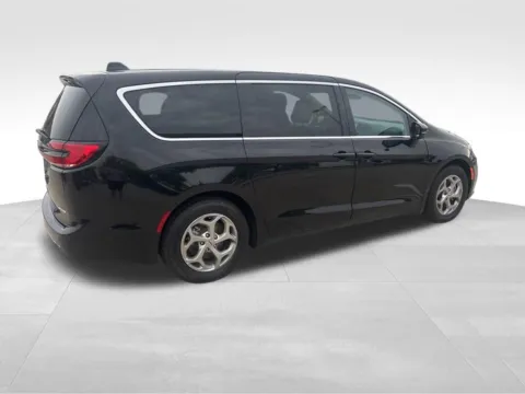 More photos of 2024 Chrysler Pacifica Limited at Gregg Young Chevrolet of Norwalk, IA