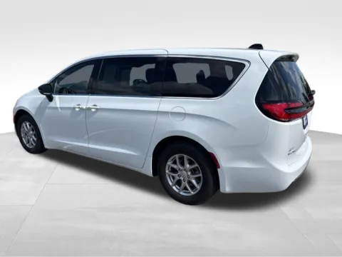 More photos of 2025 Chrysler Pacifica Select at Gregg Young Chevrolet of Norwalk, IA