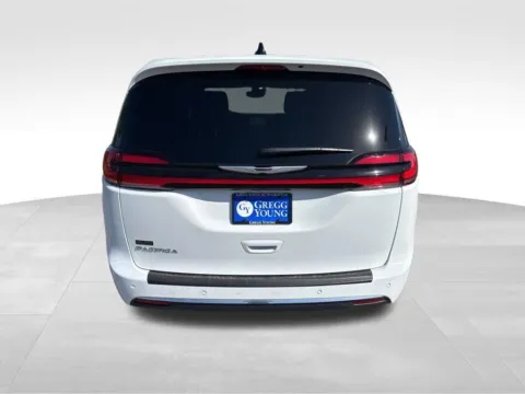 More photos of 2025 Chrysler Pacifica Select at Gregg Young Chevrolet of Norwalk, IA