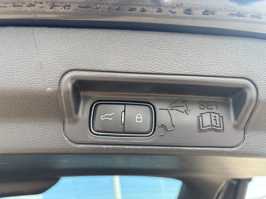 2022 Ford Explorer XLT Sport photo 3