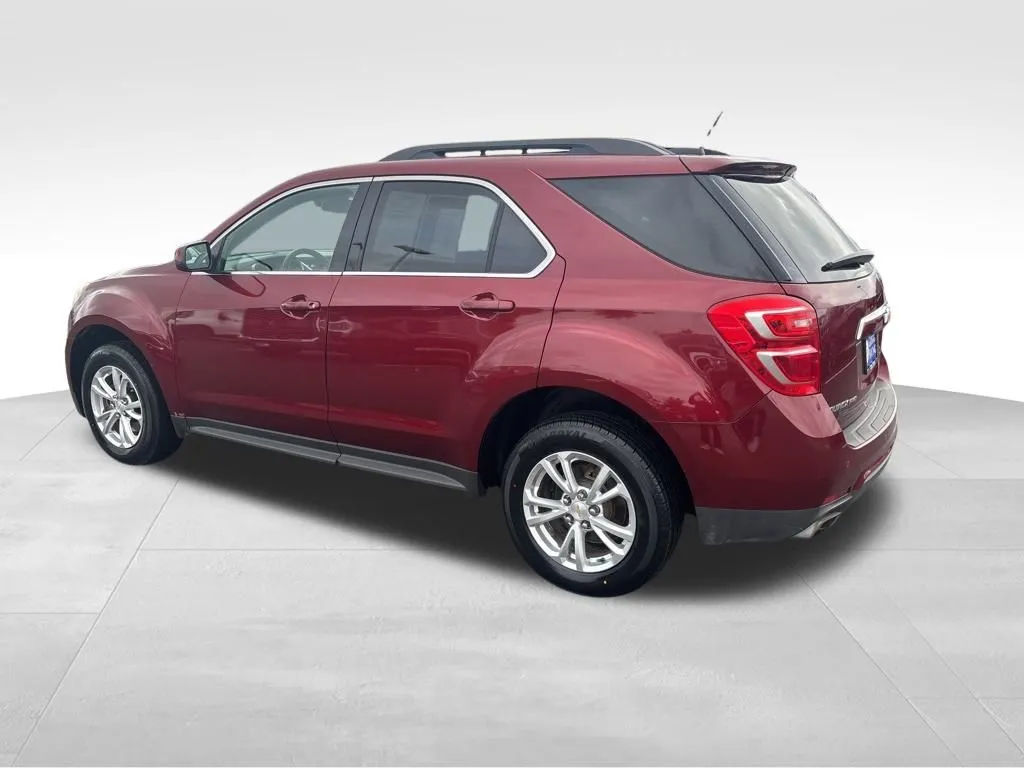 2017 Chevrolet Equinox LT photo 2