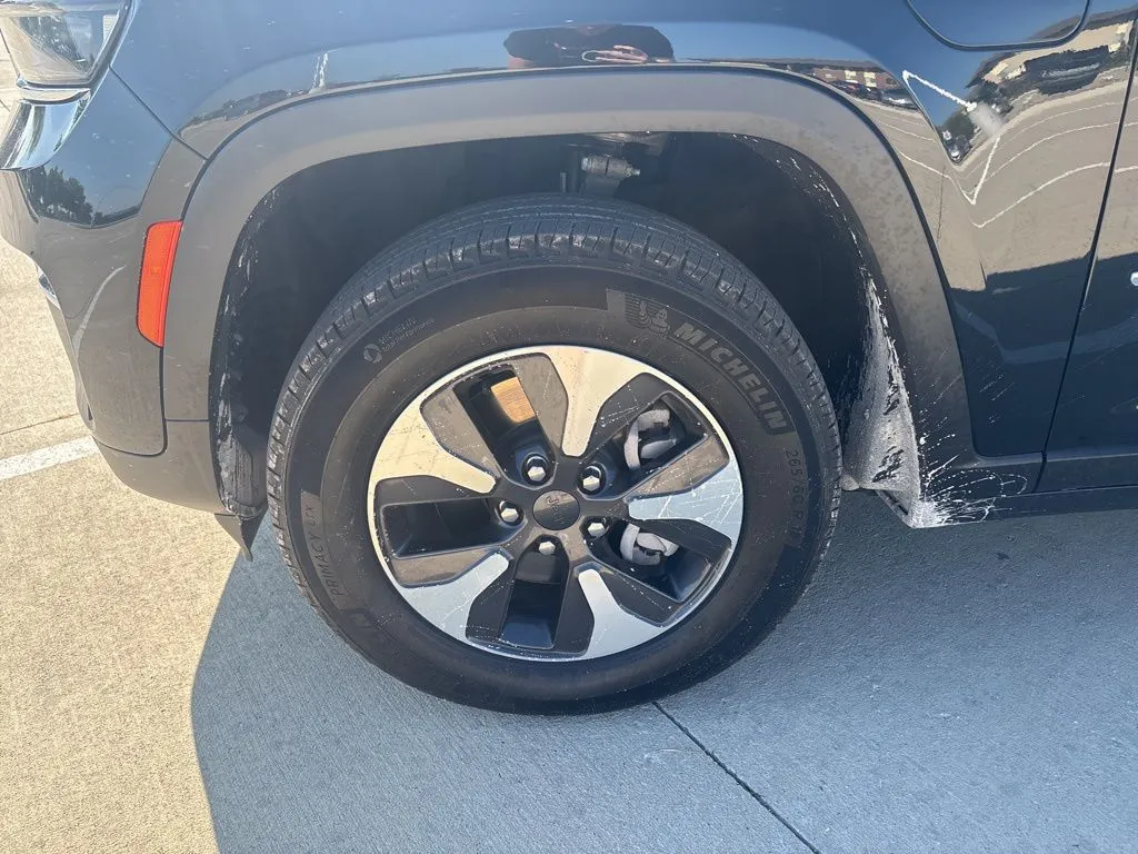 2024 Jeep Cherokee Limited 4xe photo 2