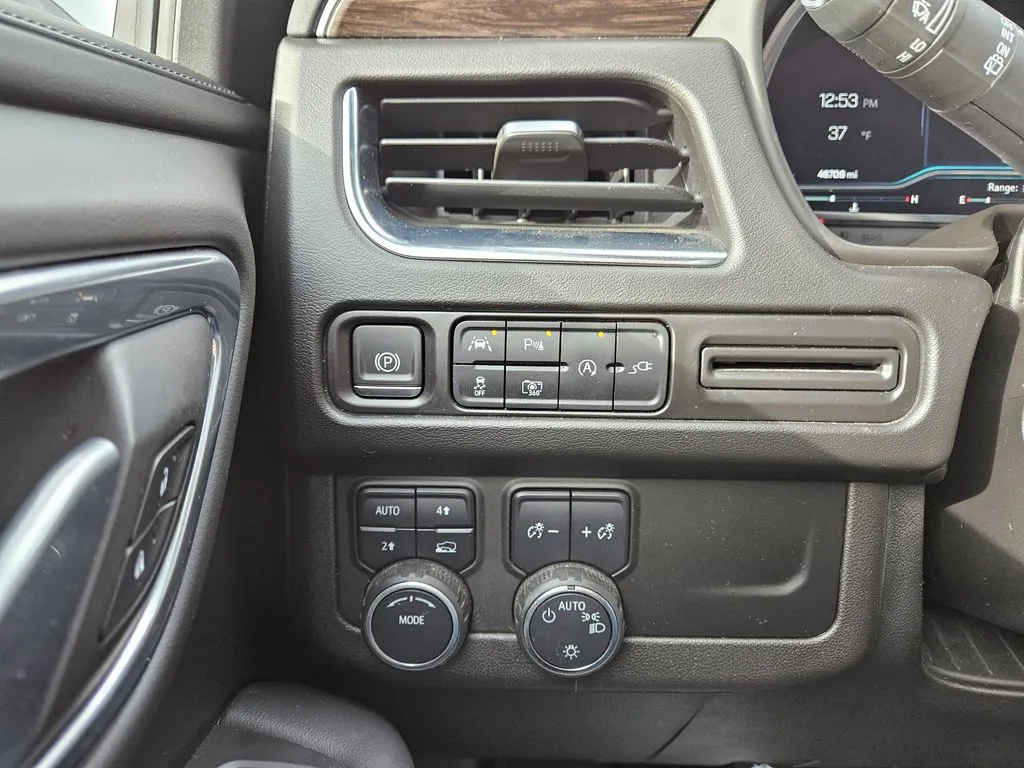 2022 Chevrolet Suburban LT photo 3