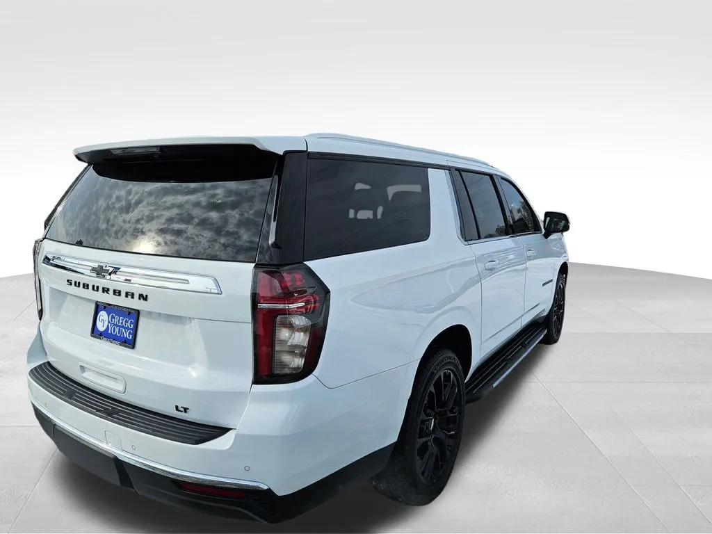2022 Chevrolet Suburban LT photo 2