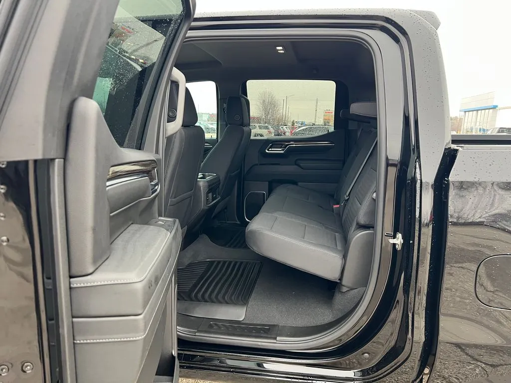 2024 Chevrolet Silverado 1500 LT photo 3