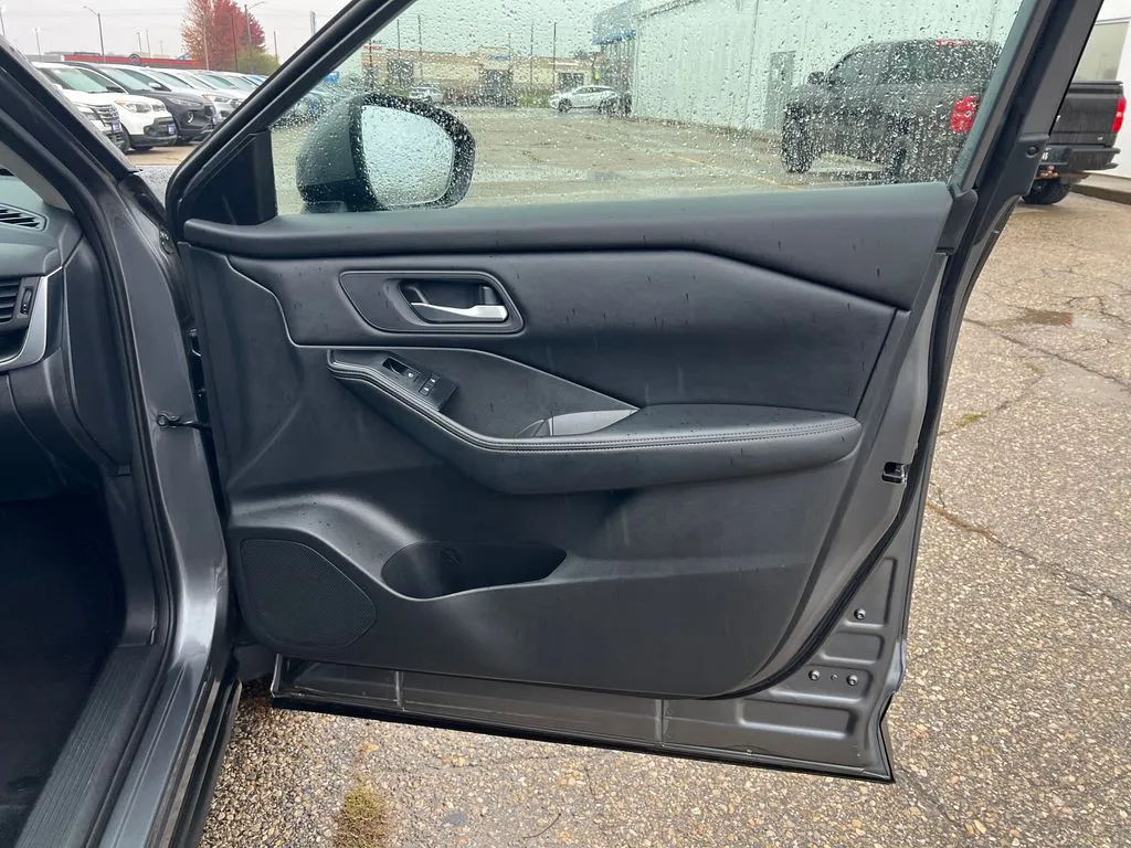 2024 Nissan Rogue SV photo 4