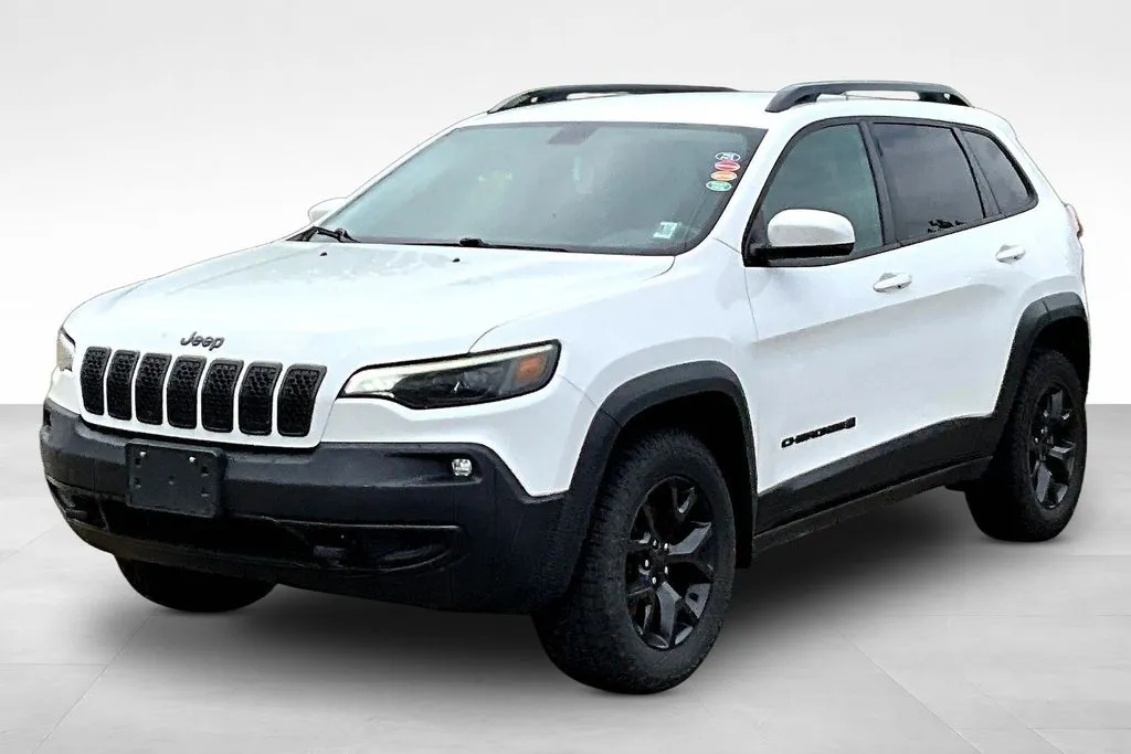 White 2019 Jeep Cherokee Latitude for sale in Marshalltown, IA